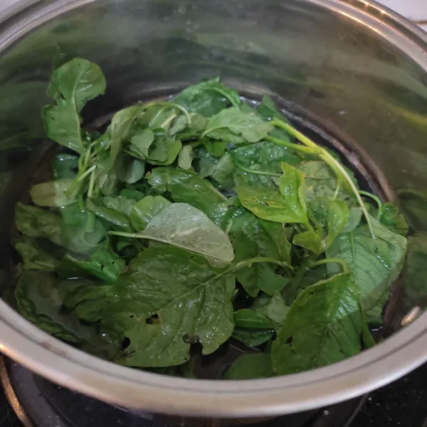 Didihkan secukupnya air dalam panci, rebus sayuran sebentar, angkat, tiriskan. Sajikan sayuran dengan sambal tumpang.