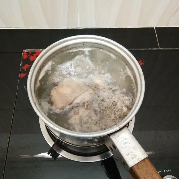 Potong ayam sesuai selera. Lalu rebus dengan air secukupnya hingga mendidih, kemudian tiriskan ayam dan buang air rebusannya.