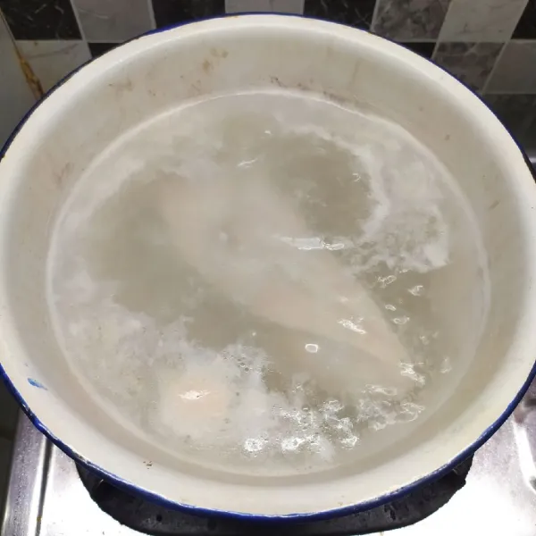 Rebus air secukupnya sampai mendidih, masukkan ayam. Jika sudah keluar buih kotoran, buang air rebusan. Ganti dengan air yang baru untuk kuahnya. Rebus lagi sampai mendidih, masukkan ayam. Rebus dengan api kecil sedang.