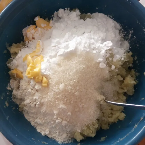 Masukkan bahan lainnya seperti tepung, mentega dan gula pasir. Uleni hingga kalis dan dapat dibentuk.