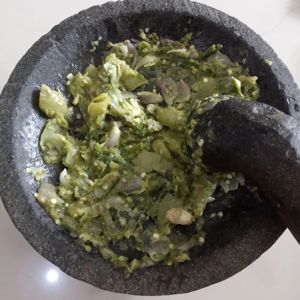 Haluskan bahan sambal hijau yang sebelumnya sudah digoreng dahulu.