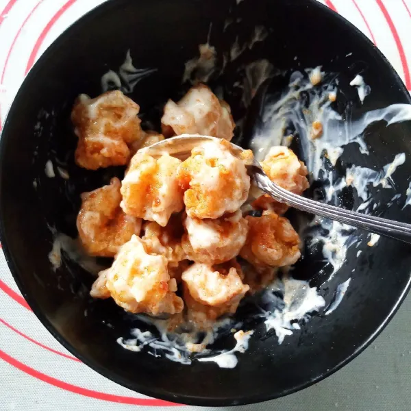 Masukkan udang goreng, lalu balur dengan mayonnaise sampai rata. Siap disajikan.