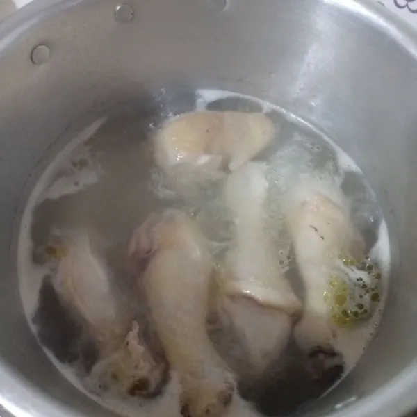 Rebus ayam sampai matang, tiriskan.