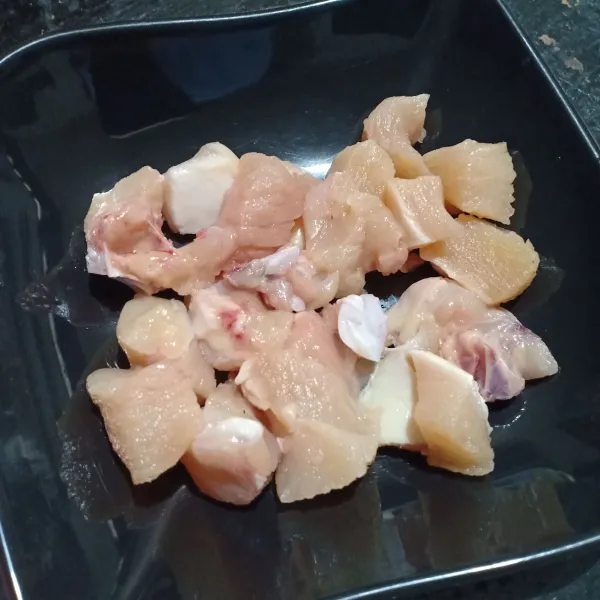 Siapkan ayam tanpa tulang.