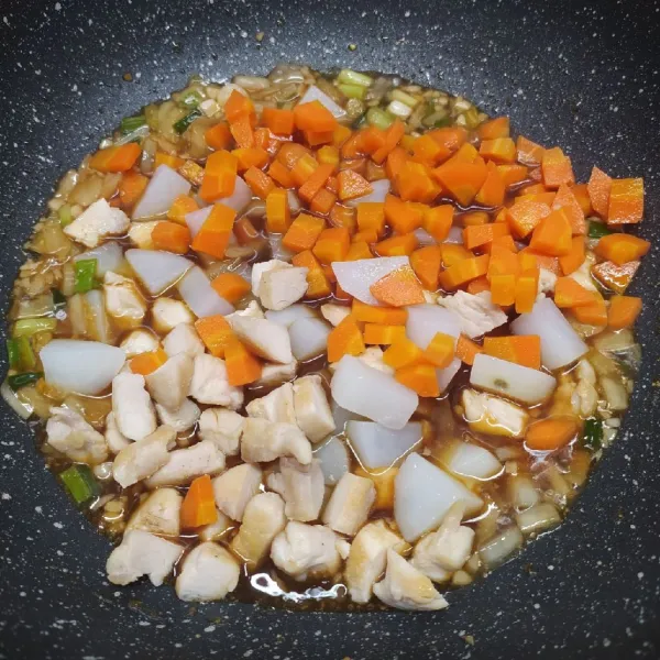 Masukkan wortel, kentang dan ayam. Aduk rata, bumbui dengan merica bubuk, kaldu jamur, garam dan gula pasir. Koreksi rasa sesuai selera.