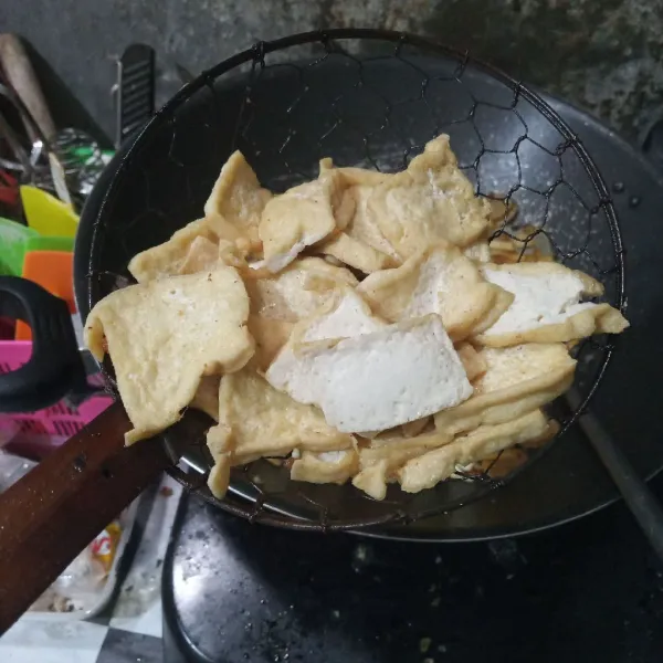 Goreng tahu setengah matang, tiriskan.