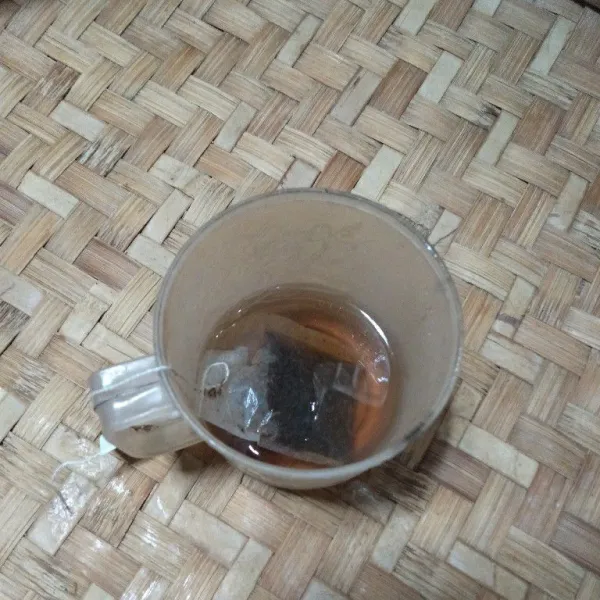 Seduh teh celup dengan air panas dan biarkan sejenak hingga teh  berwarna pekat, sisihkan.