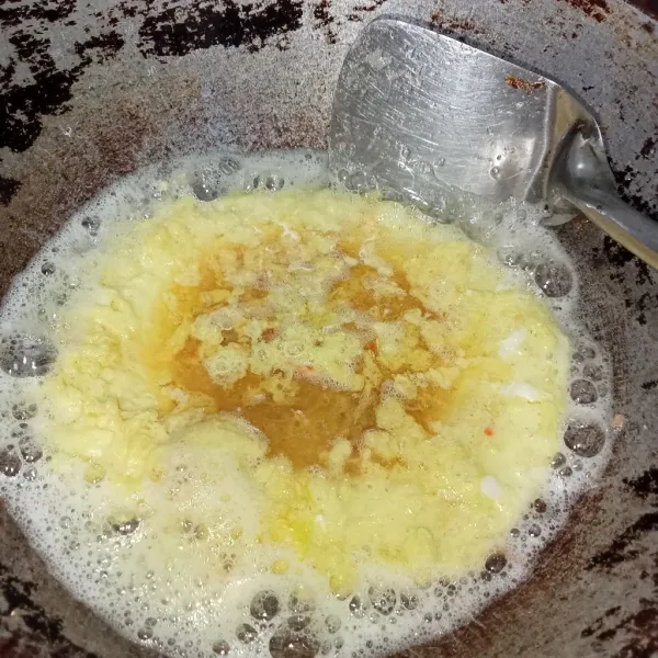 Panaskan minyak, tuang telur kedalam minyak setelah pinggiran mulai mengering siram-siram telur dengan minyak ke tengah (bertujuan supaya telur matang tebal).