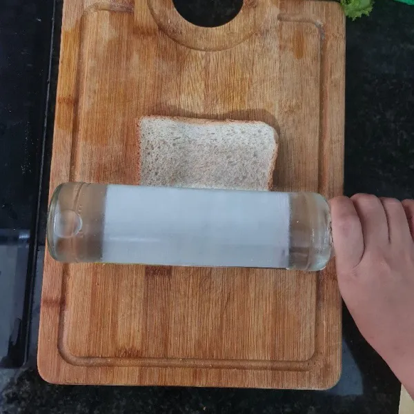 Pipihkan roti tawar gandum.