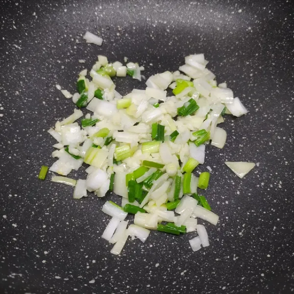 Tumis bawang putih, bawang bombay dan ½ bagian daun bawang sampai layu dan harum.