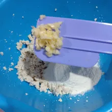 Beri bawang halus, dan bumbu lainnya, aduk rata.