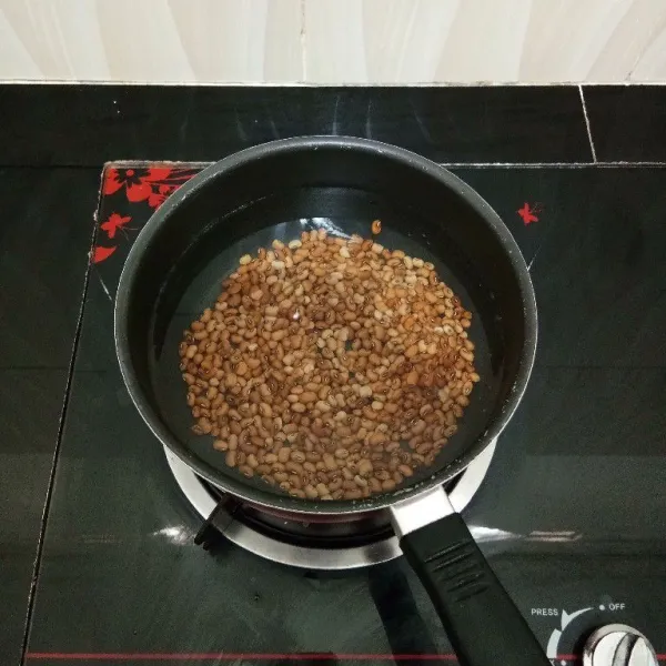 Rebus kacang tholo dengan secukupnya air hingga empuk.