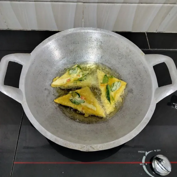 Kemudian goreng tempe dalam minyak panas hingga kedua sisinya matang. Lalu angkat dan tiriskan.