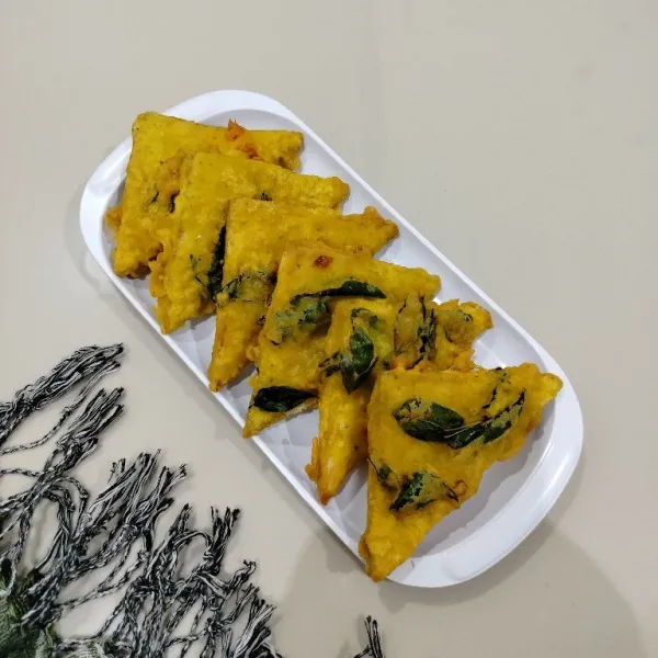 Tata tempe menjes di piring dan siap disajikan.