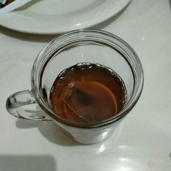 Seduh teh dalam gelas saji.