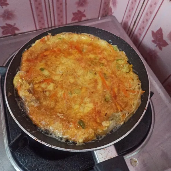 Balik ke sisi satunya secara perlahan goreng hingga kedua sisi matang sempurna.