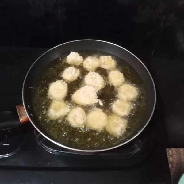 Kemudian goreng hingga matang dengan api sedang agar tidak mudah gosong, angkat lalu tiriskan.
