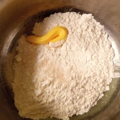 Siapkan bahan di wadah. Tepung terigu, garam, gula pasir, margarine.