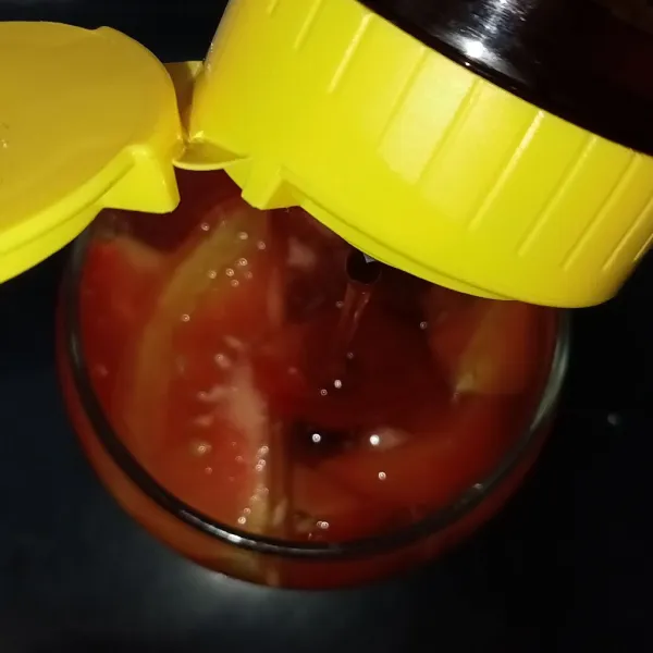 Tambahkan madu dan aduk rata. Wedang tomat siap dinikmati. Yummy.