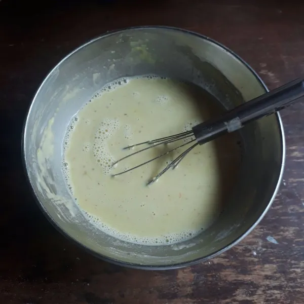 Tambahkan tapioka, tepung beras, baking powder, dan air. Aduk hingga rata dan tidak bergerindil.