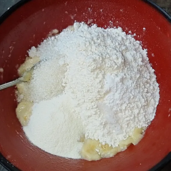 Campur pisang, tepung terigu, gula pasir, susu bubuk, dan garam.