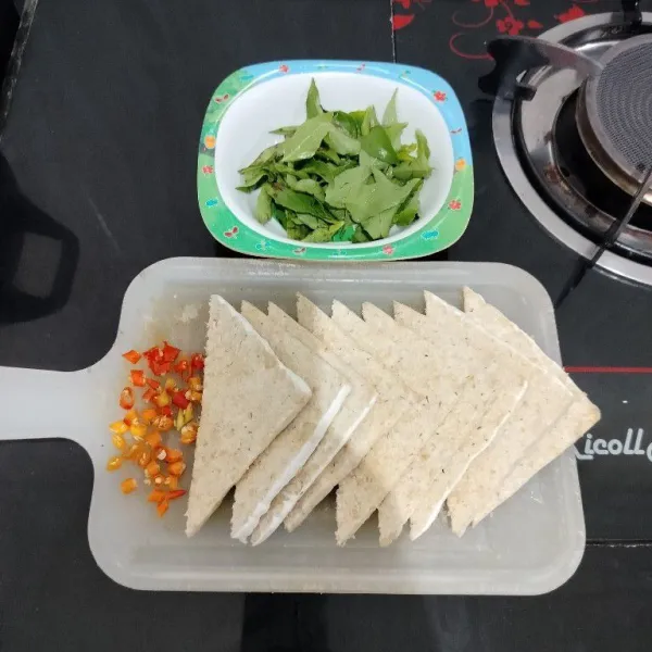 Iris tipis tempe menjes. Lalu siapkan juga daun kemangi dan cabai rawit.