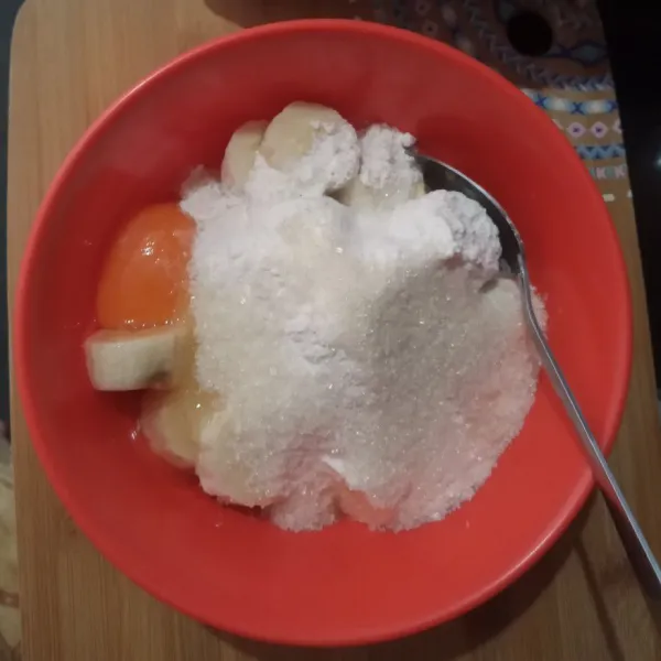 Kemudian masukkan tepung, telur, gula, garam, vanilli dan air, aduk rata.