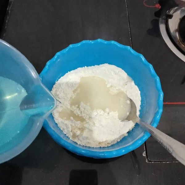 Kemudian masukkan air secukupnya dan aduk rata hingga menjadi adonan dengan kekentalan sedang.