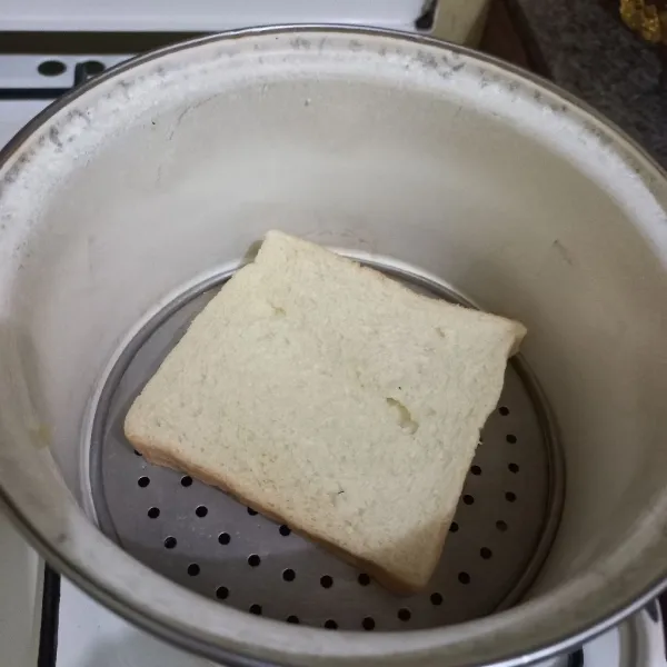 Kukus roti hingga panas dan empuk, lalu angkat dan sajikan.