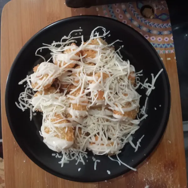 Lalu taburi keju parut, sajikan.