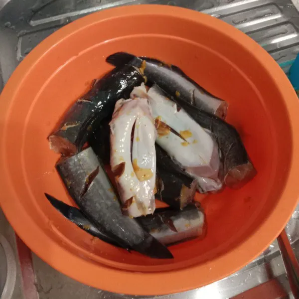 Saya ambil 4 ekor ikan saja untuk digoreng. (Selebihnya, disimpan di kulkas). Potong-potong ikan jadi 2 bagian.