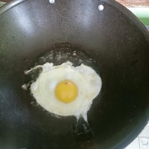 Siapkan wajan lalu beri minyak sedikit. Lalu masukkan telur.