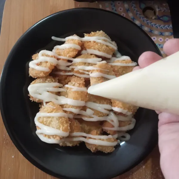 Semprotkan di atas pisang crispy.