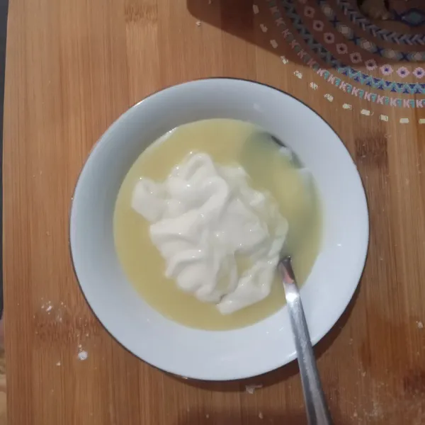 Campur dan aduk hingga benar-benar merata bahan vla.