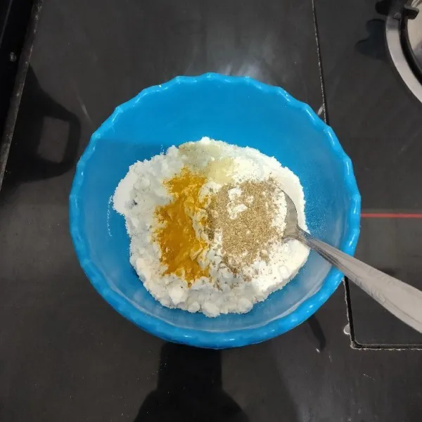 Campur di dalam mangkuk : tepung terigu, tepung maizena, ketumbar bubuk, kunyit bubuk, dan garam. Lalu aduk rata.
