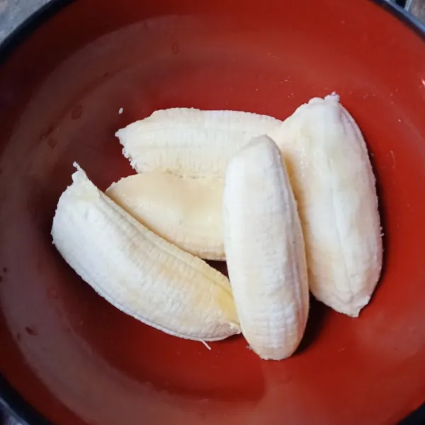 Kupas buah pisang dan gunakan buah pisang yang sudah sangat matang.