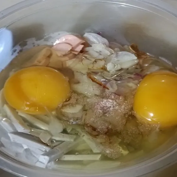 Campurkan dengan telur, bahan yang ditumis dan garam.