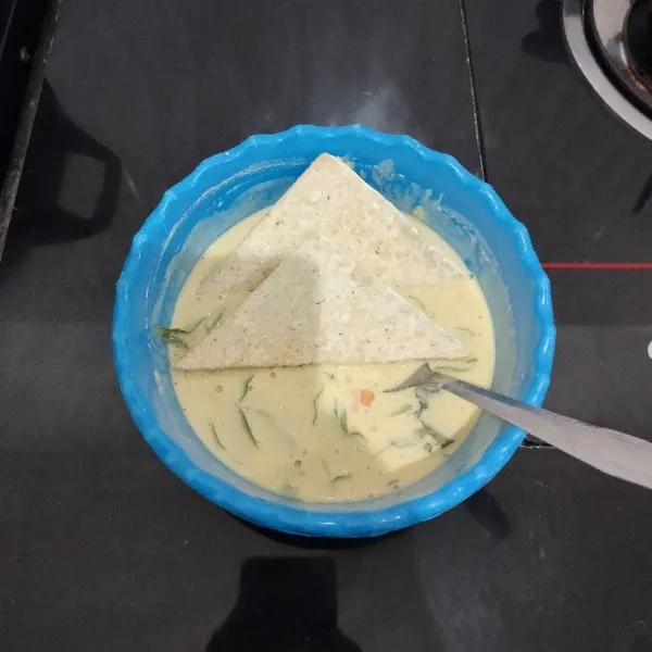 Lalu masukkan tempe menjes dan balur rata.