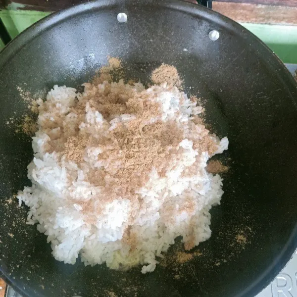 Masukkan nasi ke dalam wajan yang berisikan telur orak-arik. Lalu masukkan bumbu nasi goreng dan merica bubuk. Aduk rata.