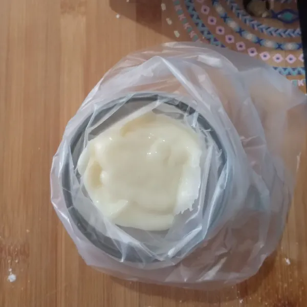 Lalu masukkan piping bag, ikat bagian atasnya dan gunting bagian ujungnya.