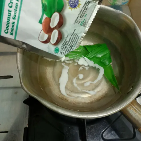 Masukkan santan aduk hingga mendidih