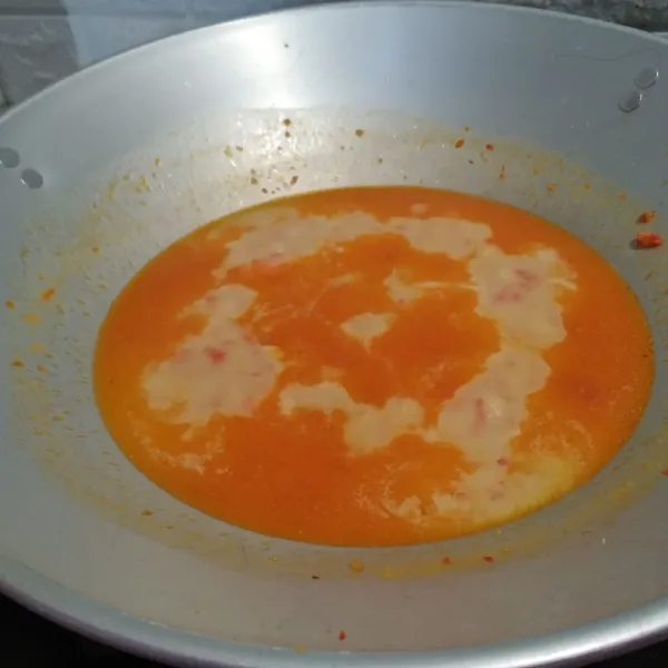 Masukan kaldu udang dan juga santan instannya, aduk terus hingga kuah mendidih, angkat lalu sisihkan.