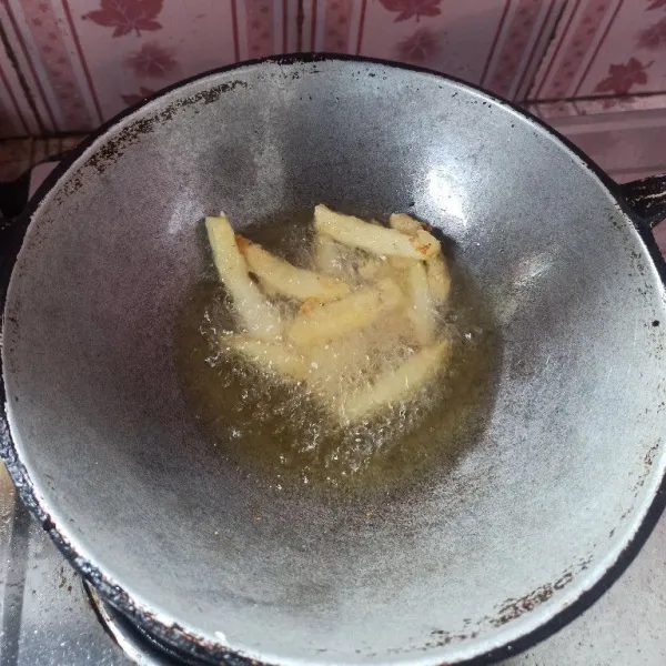 Goreng kentang hingga matang, angkat dan tiriskan.