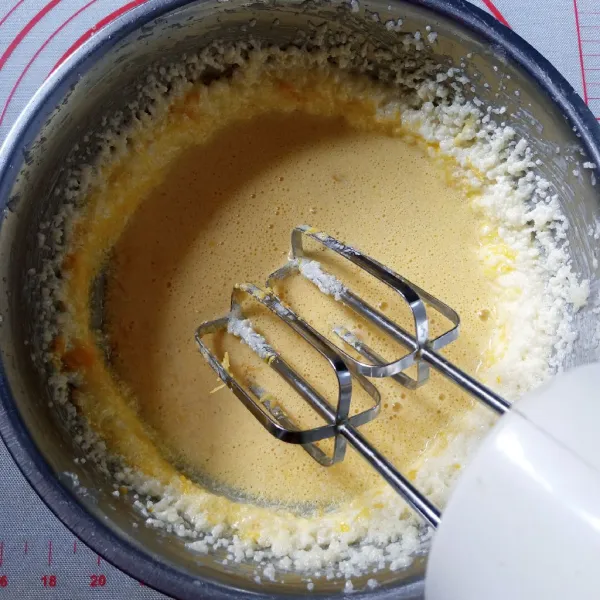 Kocok mentega dengan gula sampai lembut. Tambahkan telur dan vanila kocok sampai pucat.