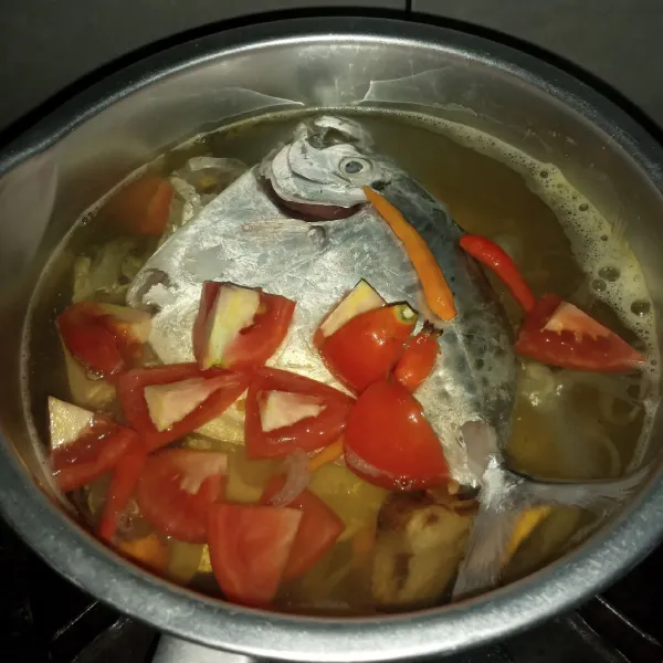 Masukkan ikan, tomat dan cabe rawit. Bumbui garam dan kaldu jamur.