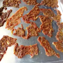 Ratakan bumbu keseluruh permukaan daging lalu tata daging diatas loyang.