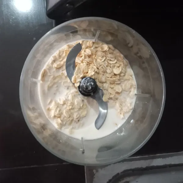 Blender rolled oat dengan 100 ml susu cair hingga halus.