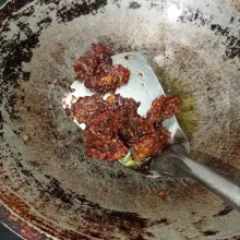 Panaskan minyak lalu masukkan dendeng. Goreng dendeng hingga kering (sesuaikan selera saja tingkat kematangan). Sajikan, simpan dalam toples dan bisa dinikmati kapan saja.