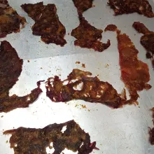 Jemur daging pada sinar matahari terik selama 2-3jam (boleh dioven sebentar saja dengan suhu 160°C selama 15 menit api atas bawah).