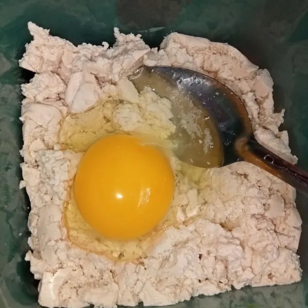 Lalu masukkan bawang putih, garam, kaldu jamur, dan telur. Aduk rata.